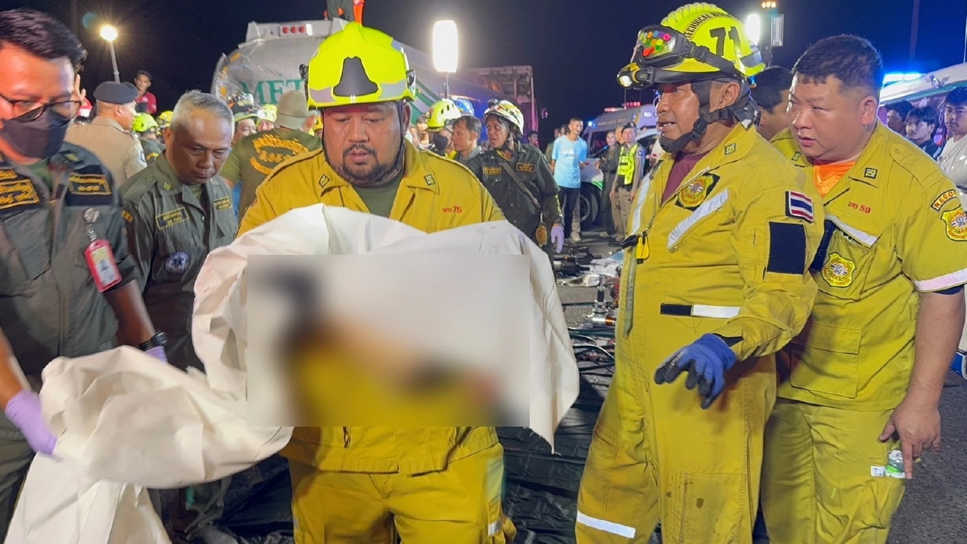 สลด จอดรถเปลี่ยนแพมเพิสให้หลาน ถูกรถพ่วงชนอัดก๊อบปี้ 10 ล้อ ดับ 8