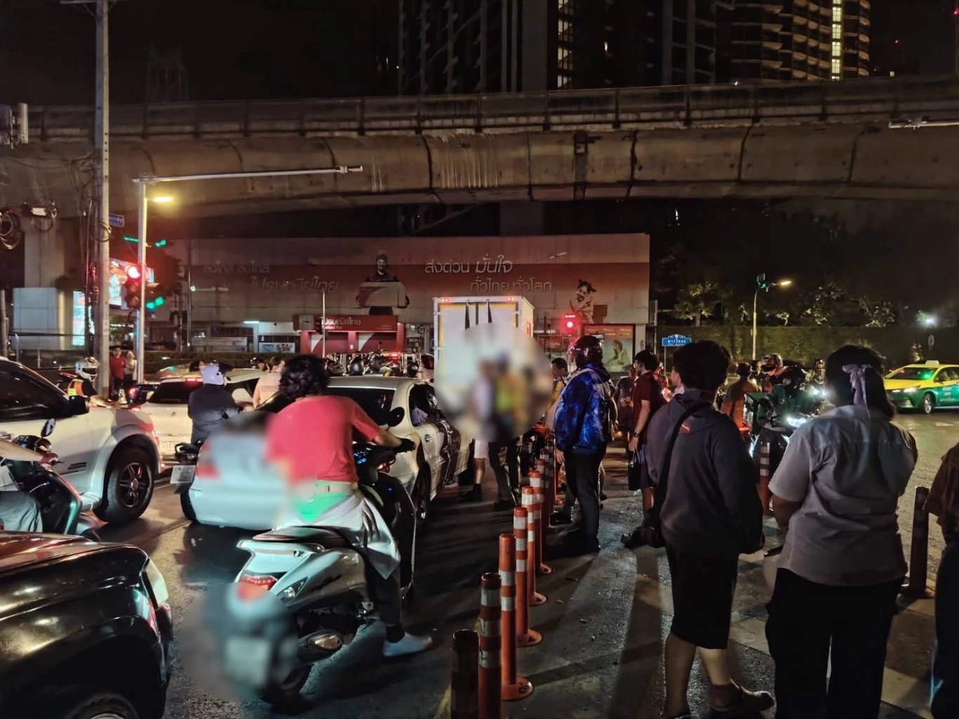 “พล.ต.อ.” ขับเบนซ์ชน รถจยย. ชี้แจงเหตุการณ์ ชนแล้วหนีไหม?