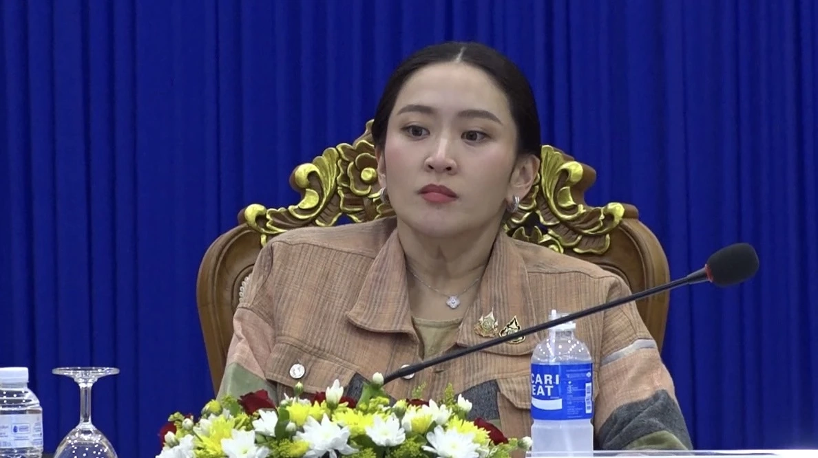 แพทองธาร ชินวัตร นายกรัฐมนตรี หน้าซีด และ เสียงอ่อนเพลีย เป็นบางช่วงระหว่างรับฟังการบรรยายนโยบายปราบยาเสพติด จ.นครพนม 