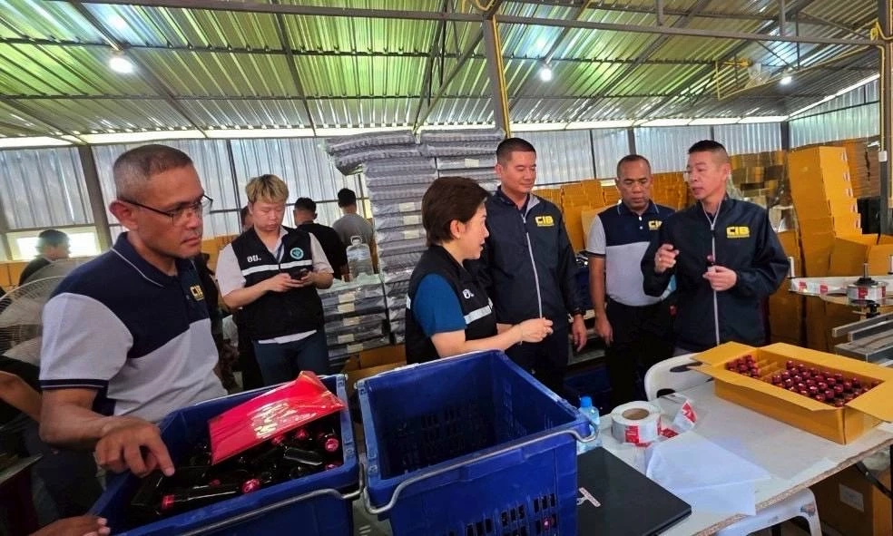 บุกทลาย โรงงานผลิต "ยาแก้ไอปลอม" 1.7 แสนขวด ใช้ผสม 4X100