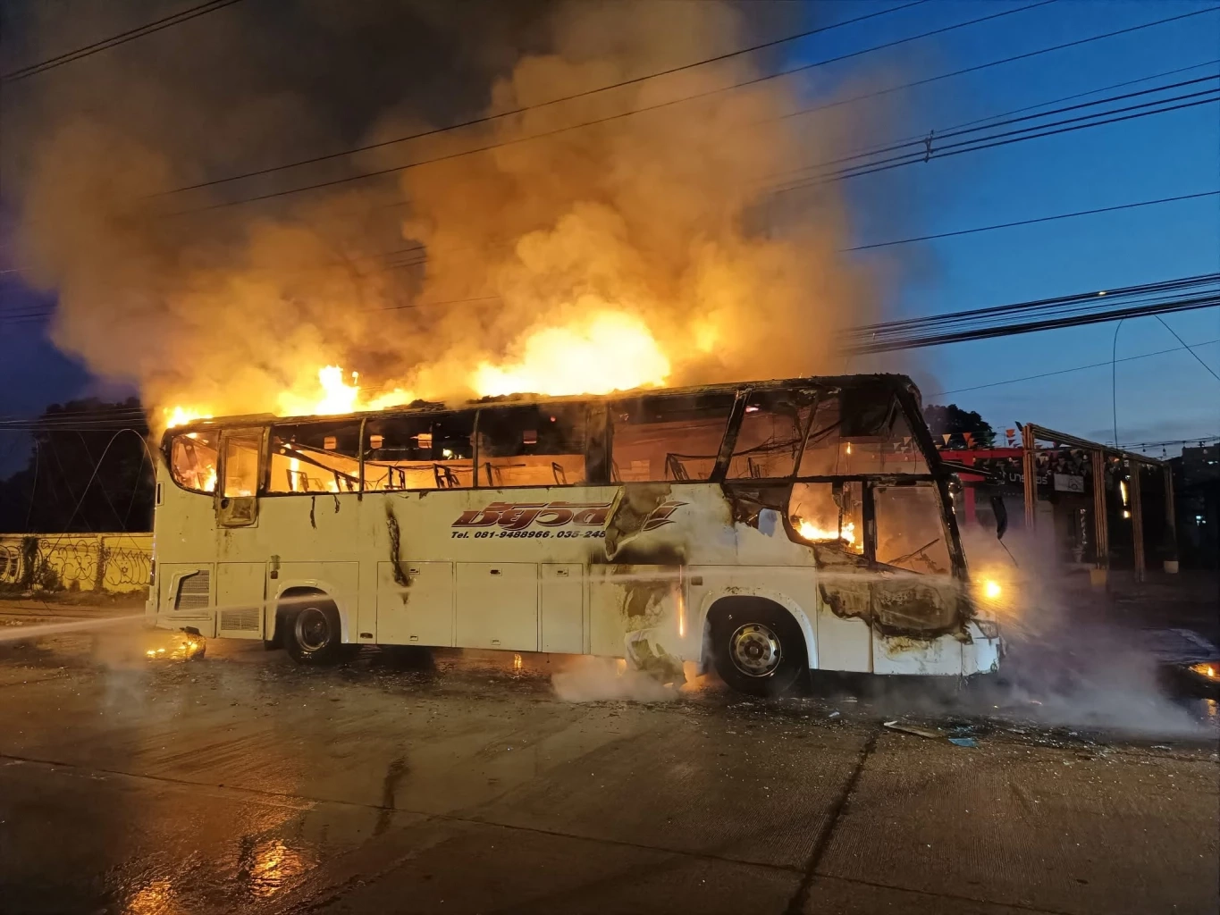 โชเฟอร์รถบัสจอดติดเครื่อง 5 นาที กลับมาไฟไหม้รถวอดทั้งคัน