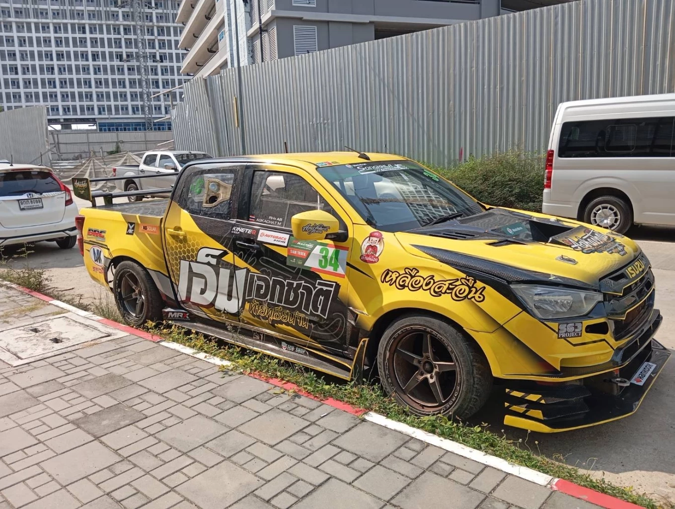 ตร.ขยายผล “เอ็ม เอกชาติ” ฟอกเงิน ยึดรถแรร์-รถแข่ง ซุกอีกเพียบ