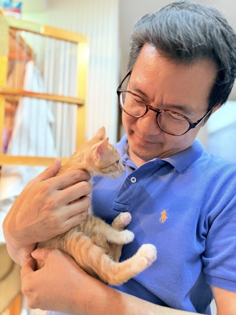 คุณชง กับ น้องสตง (ขอบคุณภาพ : วิภาวดีสัตวแพทย์)