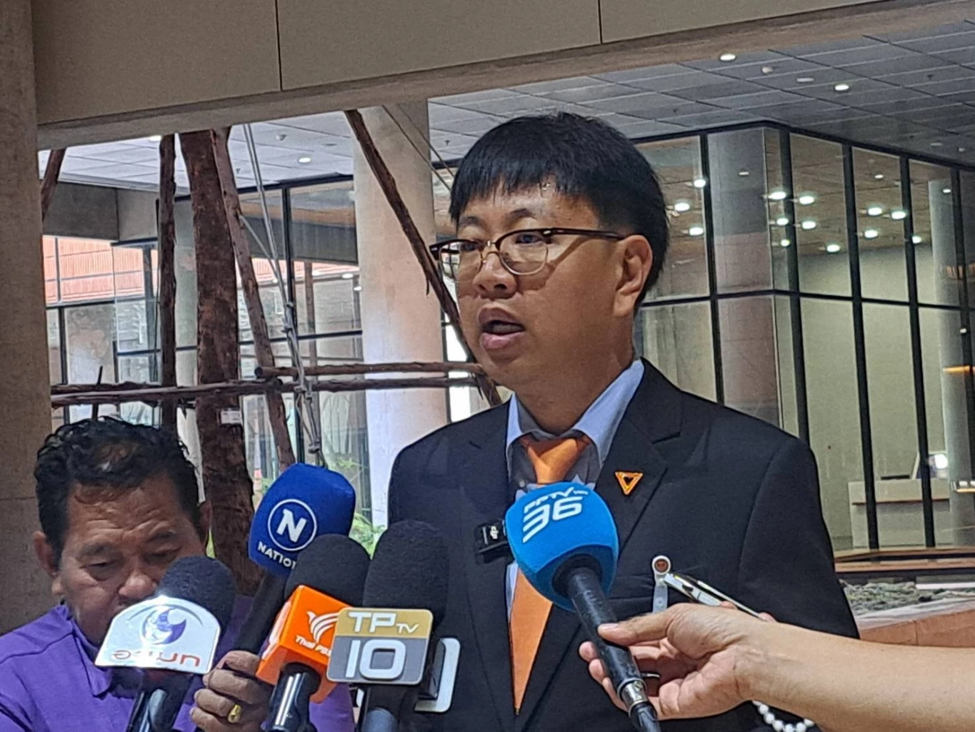 นายชุติพงศ์ พิภพภิญโญ สส.ระยอง พรรคประชาชน ในฐานะเลขานุการคณะกรรมาธิการ (กมธ.) ความมั่นคงแห่งรัฐ