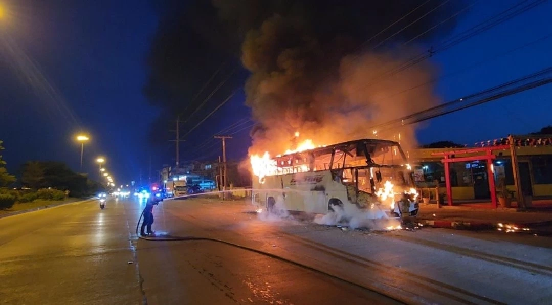 โชเฟอร์รถบัสจอดติดเครื่อง 5 นาที กลับมาไฟไหม้รถวอดทั้งคัน