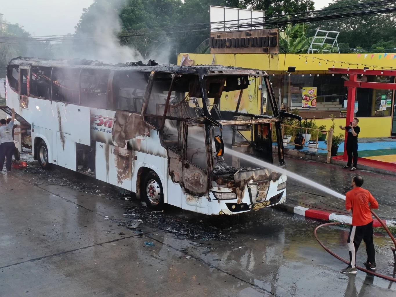 โชเฟอร์รถบัสจอดติดเครื่อง 5 นาที กลับมาไฟไหม้รถวอดทั้งคัน