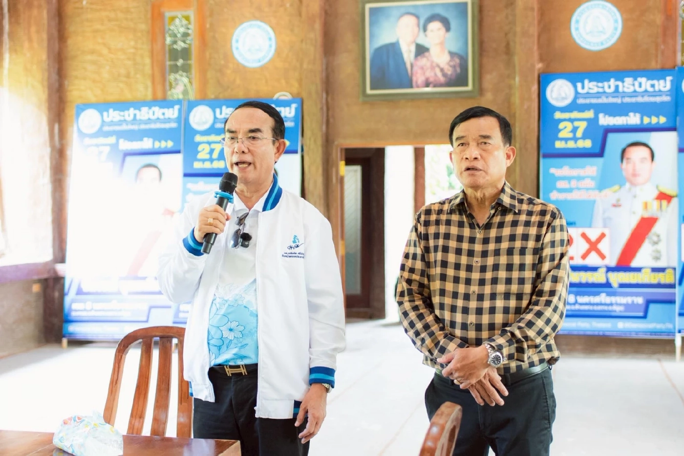 ชินวรณ์ บุณยเกียรติ (ซ้าย)