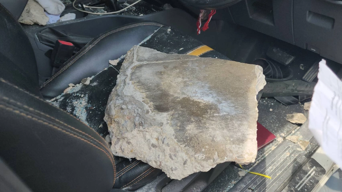 แขวงทางหลวงสมุทรสาคร เร่งหาสาเหตุ ก้อนปูนขนาดใหญ่ตกใส่รถ