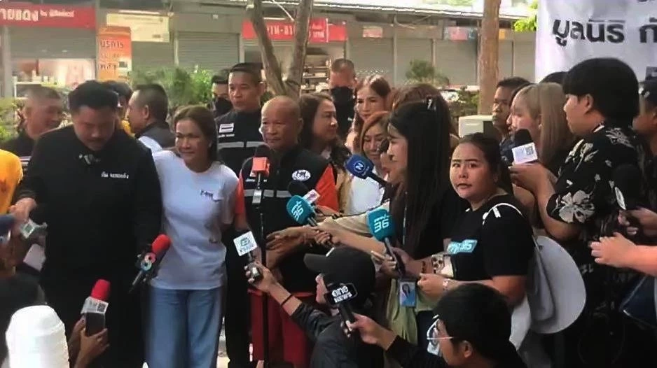 "หม่ำ จ๊กมก" ทำอาหารอีสาน พร้อมมอบเงินช่วยเหลือญาติผู้ประสบภัย "ตึก สตง.ถล่ม"