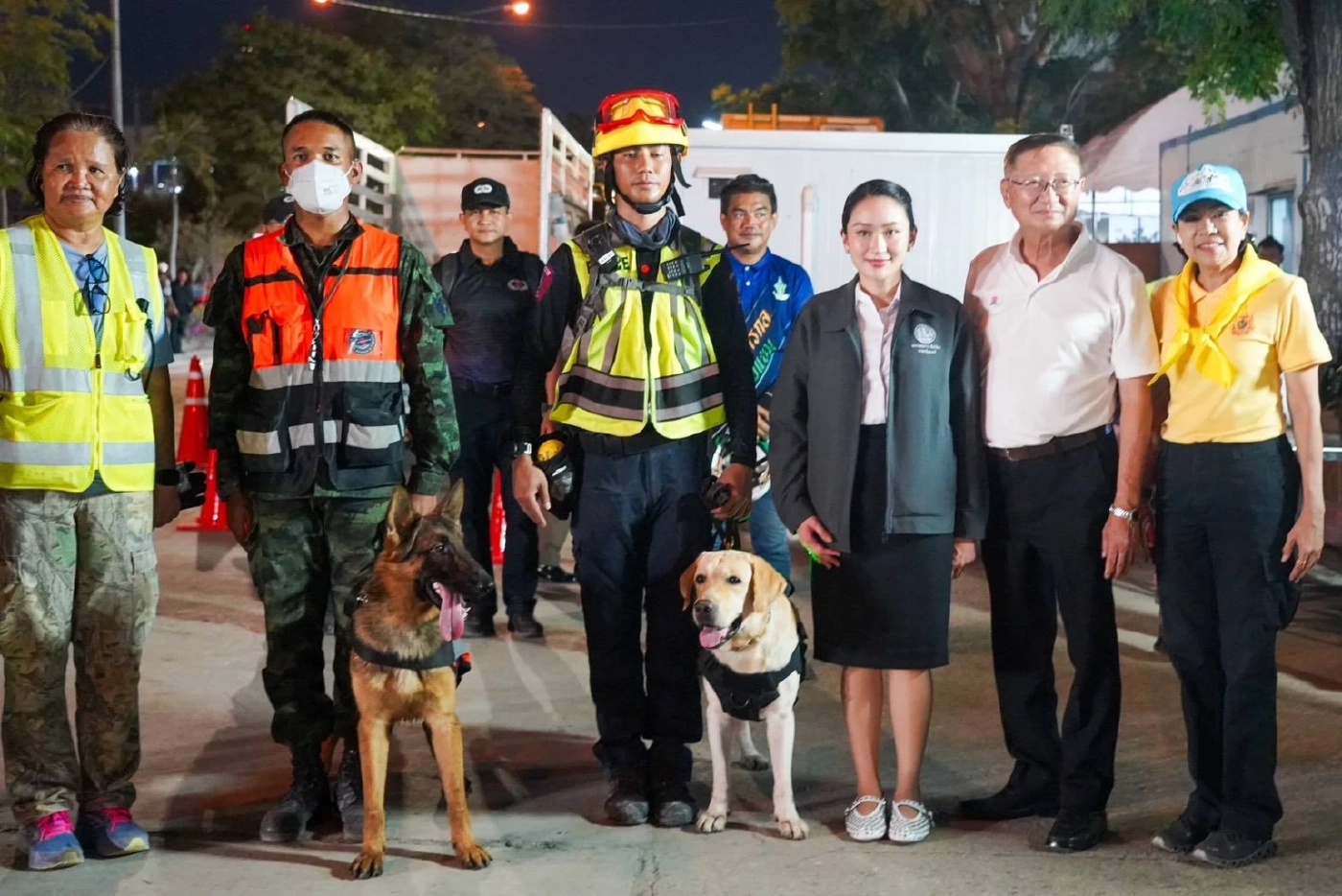 "นายกฯ" ไปจุด"ตึกสตง.ถล่ม" ให้กำลังใจ จนท. ถามอยากได้อะไรเพิ่ม