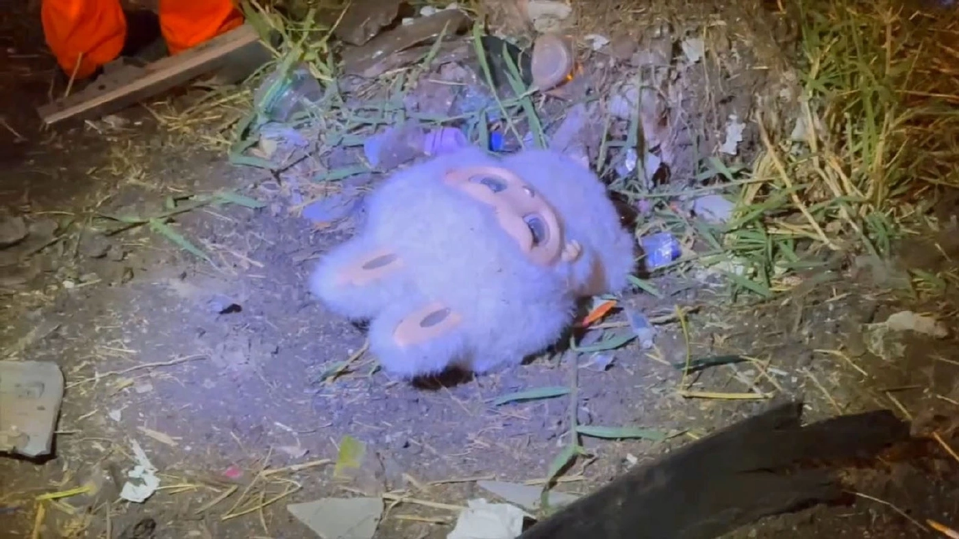 สลด จอดรถเปลี่ยนแพมเพิสให้หลาน ถูกรถพ่วงชนอัดก๊อบปี้ 10 ล้อ ดับ 8