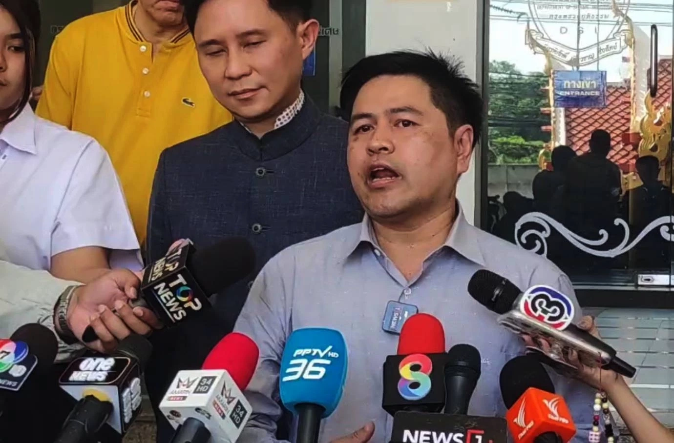 "อ.ปานเทพ" พา "อดีตข้าราชการ สตง." ให้ข้อมูล "ดีเอสไอ" คดี "ตึก สตง.ถล่ม"