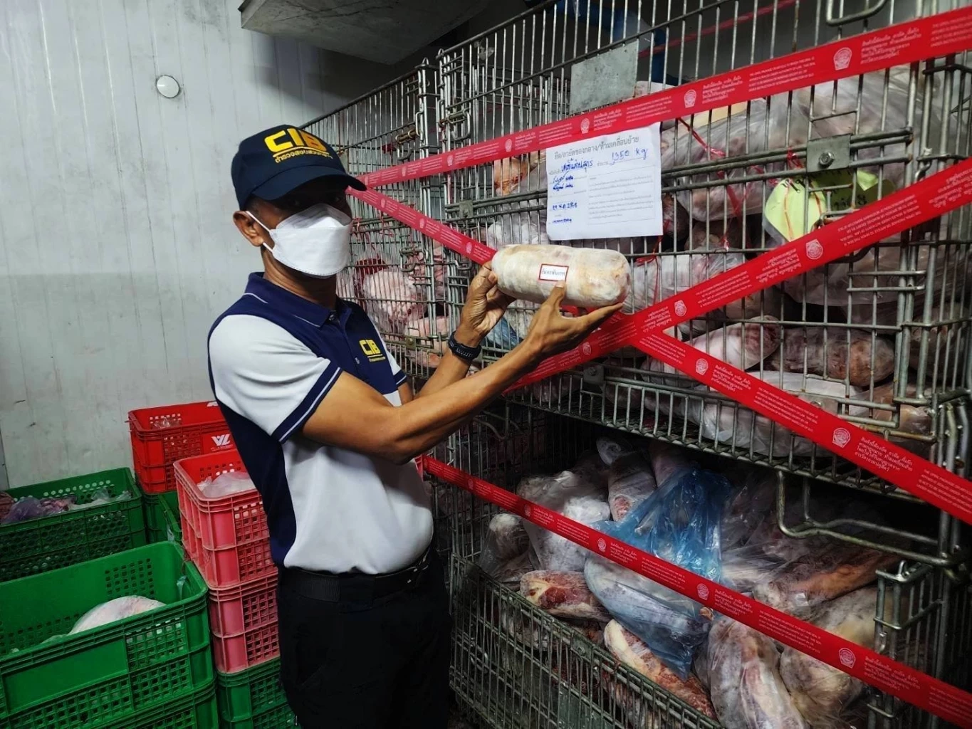 อ้วกแทบพุ่ง! "กวาดล้างหมูเถื่อน" กลางตลาดไท ยึดซากหมูเน่า 5 ตัน