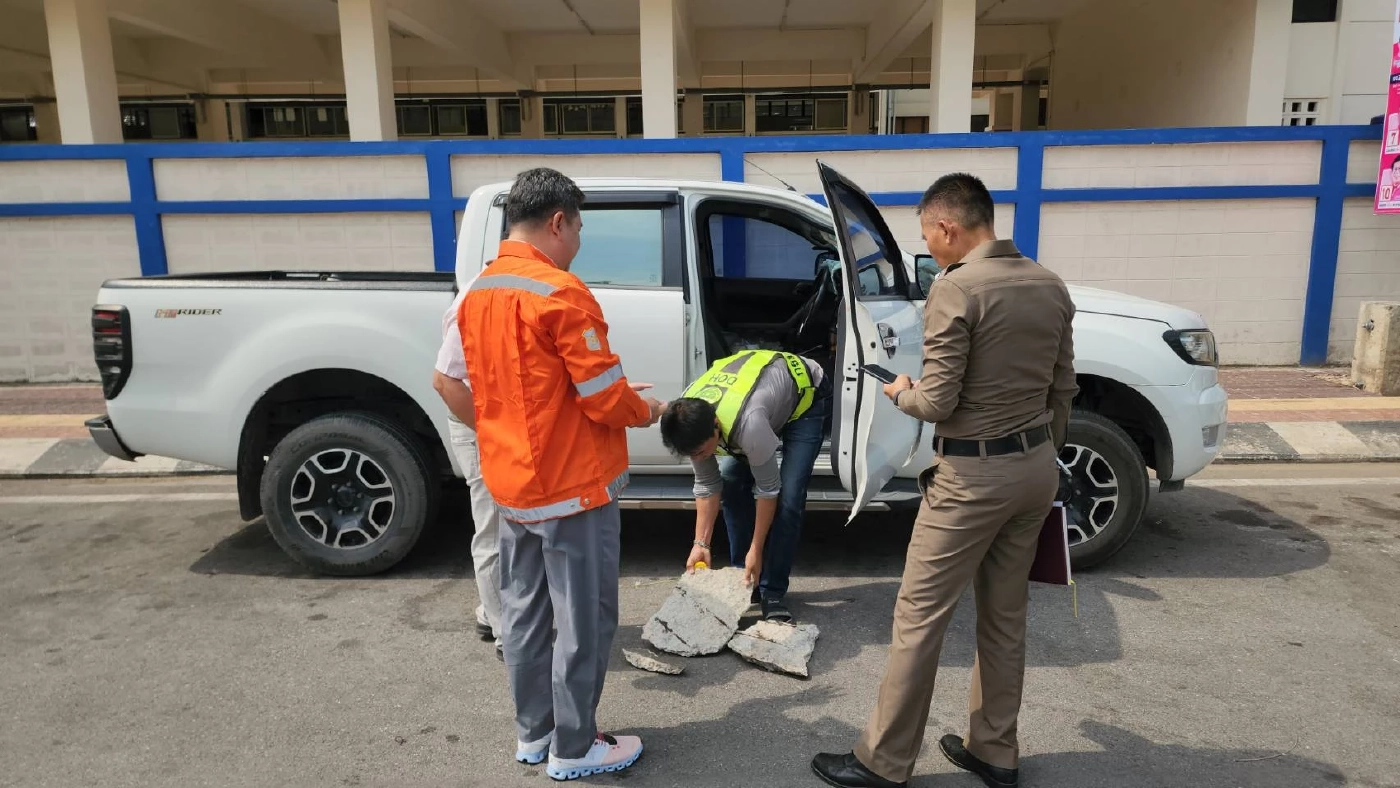 แขวงทางหลวงสมุทรสาคร เร่งหาสาเหตุ ก้อนปูนขนาดใหญ่ตกใส่รถ