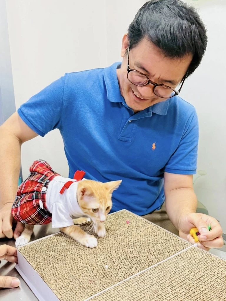 คุณชง กับ น้องสตง (ขอบคุณภาพ : วิภาวดีสัตวแพทย์)