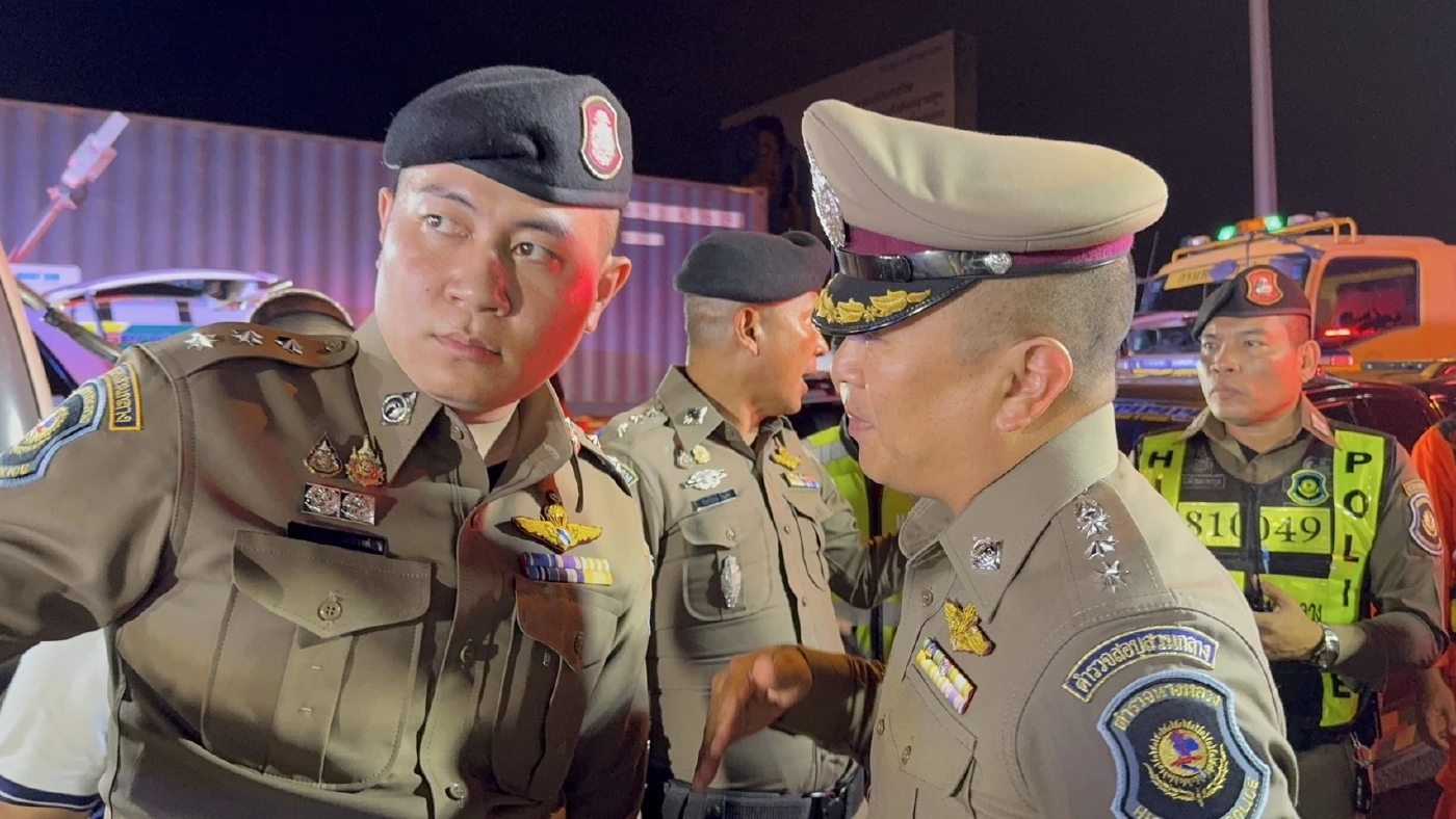 สลด จอดรถเปลี่ยนแพมเพิสให้หลาน ถูกรถพ่วงชนอัดก๊อบปี้ 10 ล้อ ดับ 8