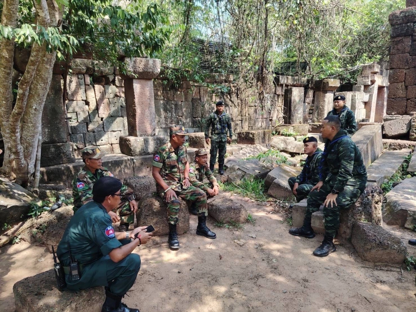 “ทหารไทย-กัมพูชา” ปรับความเข้าใจ หลังมีวิวาทะ บนปราสาทตาเมือนธม (มีคลิป)
