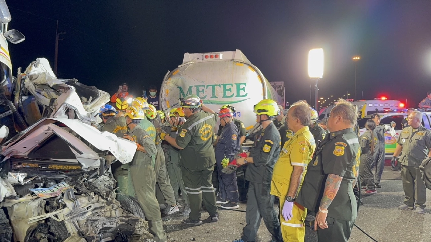 สลด จอดรถเปลี่ยนแพมเพิสให้หลาน ถูกรถพ่วงชนอัดก๊อบปี้ 10 ล้อ ดับ 8