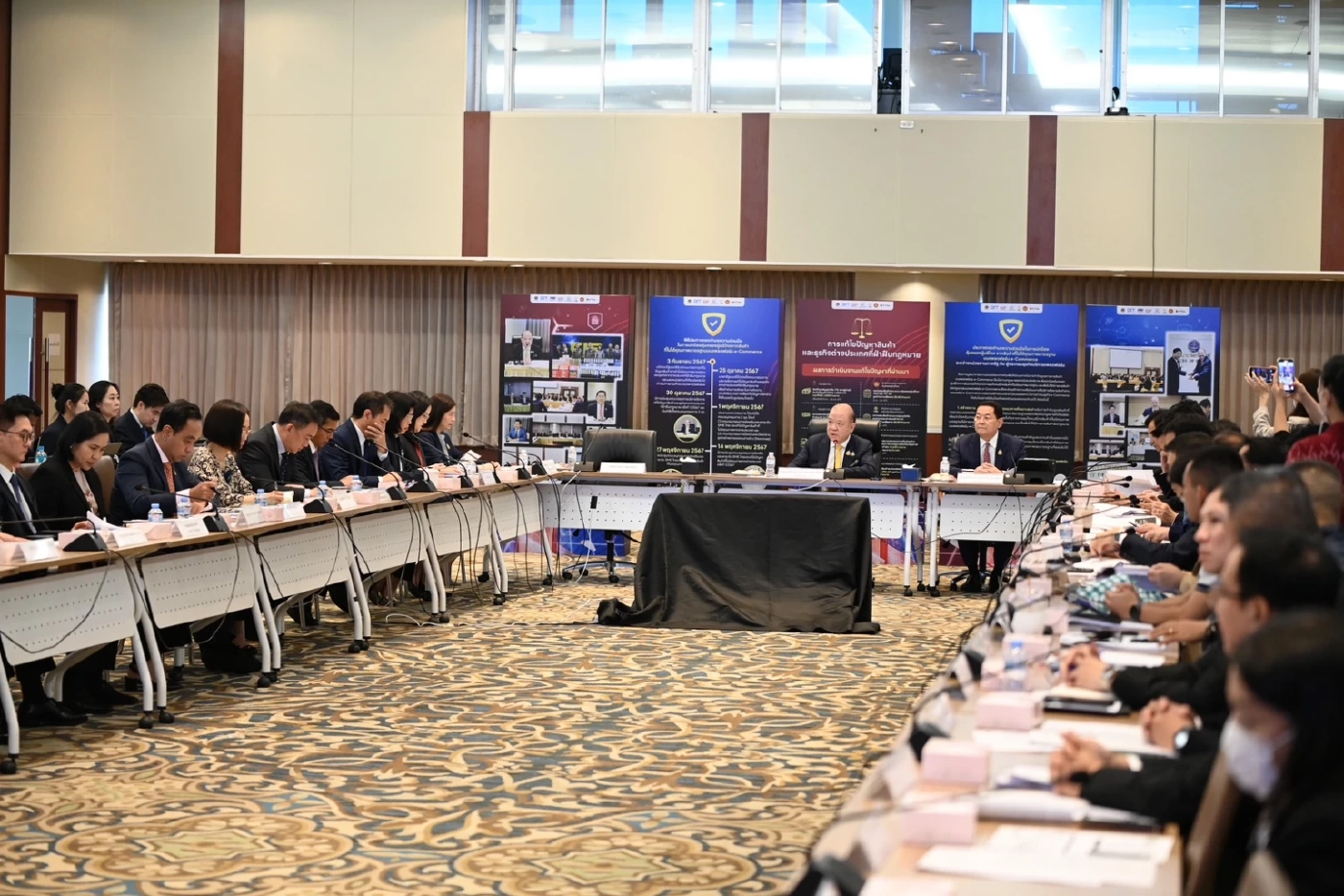 พาณิชย์เปิดข้อมูล 2 บริษัท เอี่ยวตึกสตง. ถล่ม พบเครือข่าย 37 บริษัท