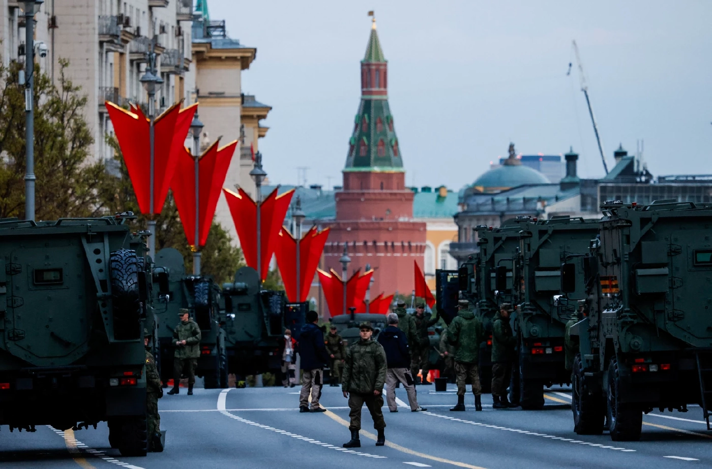 ยูเครนส่งฝูงโดรนโจมตีมอสโก ก่อนรัสเซียจัดพิธีสวนสนาม