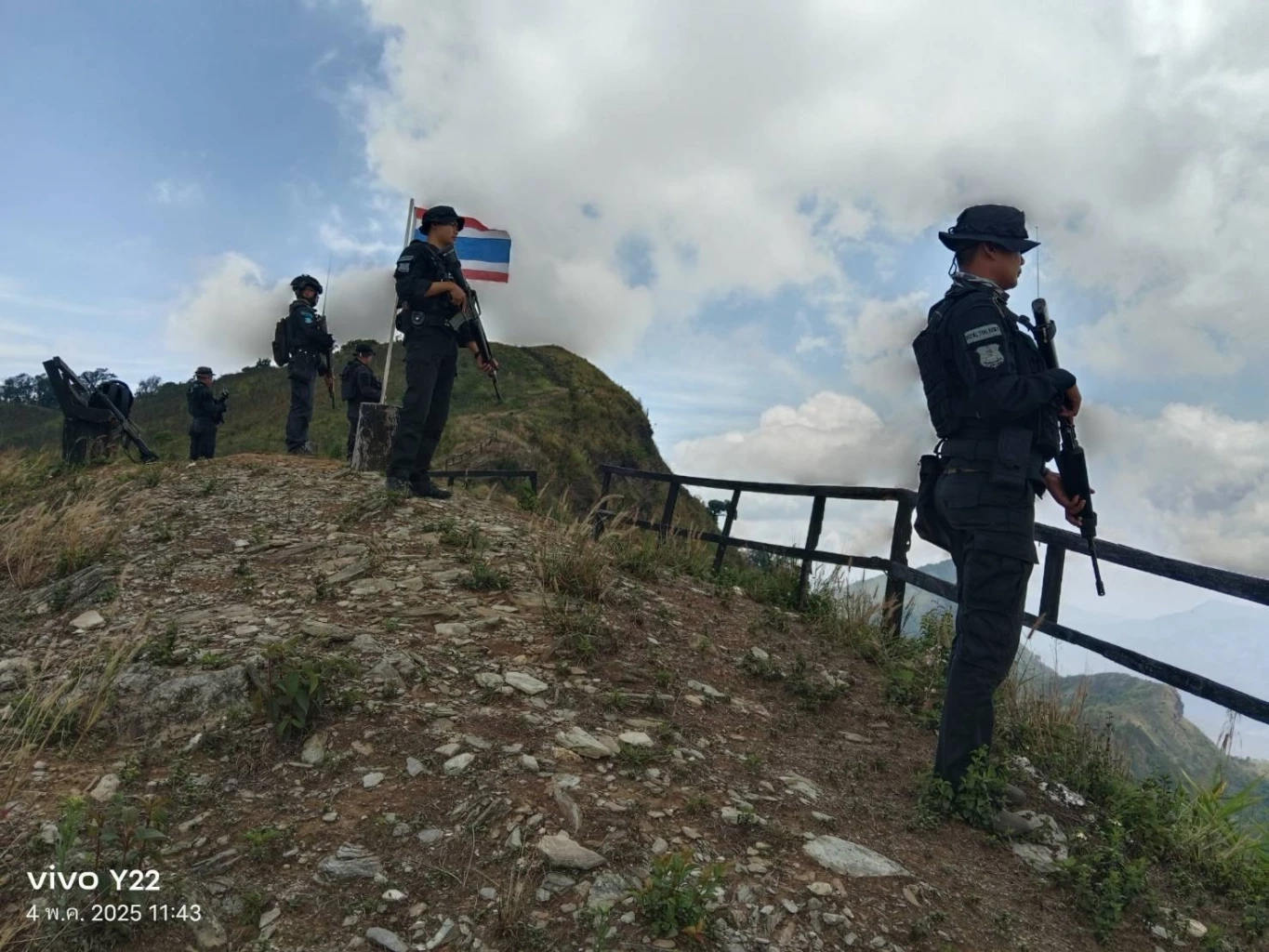 กองกำลังติดอาวุธ โจมตีทหารลาว กระสุนตกทะลุหลังคาบ้านฝั่งไทย