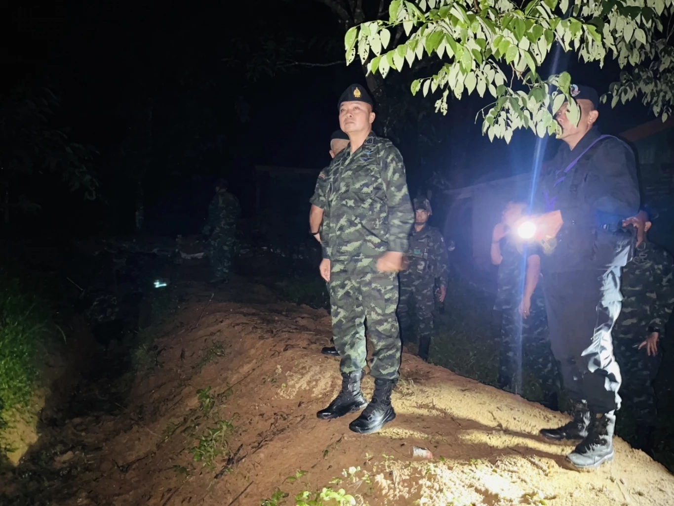 พล.ท.บุญสิน พาดกลาง แม่ทัพภาค 2 ลงพื้นที่จุดปะทะช่องบก