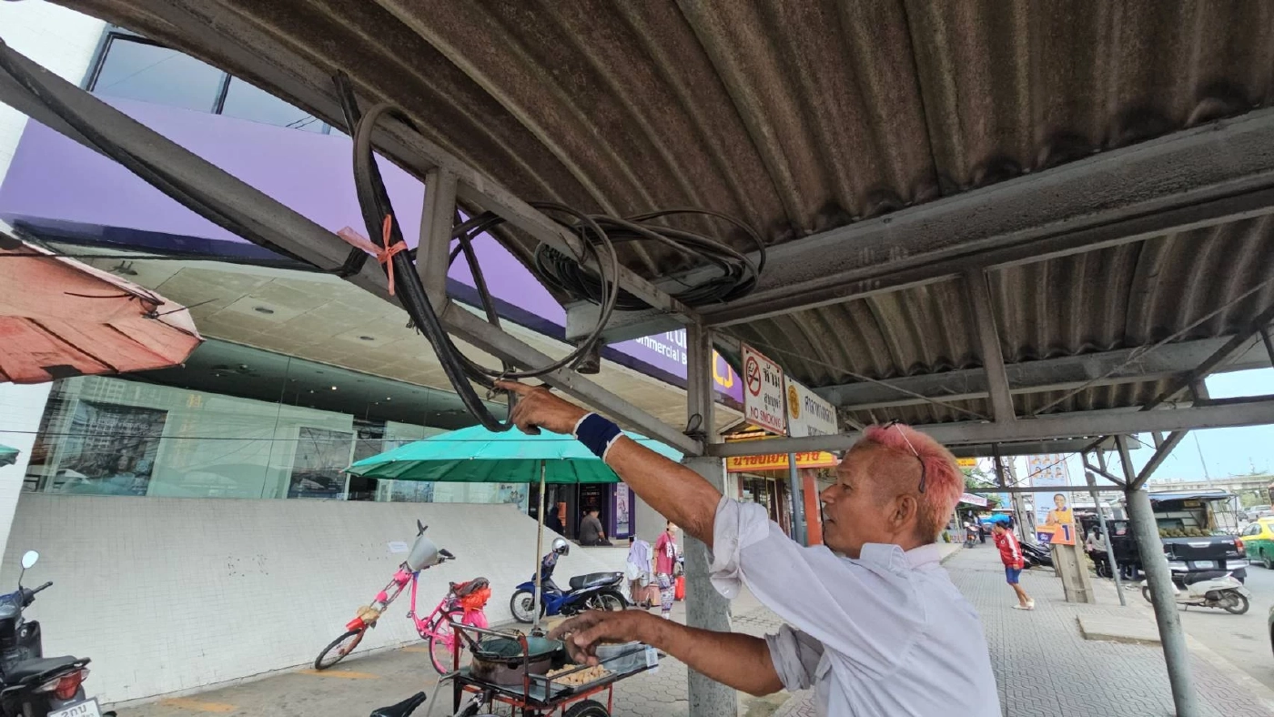 ตะลึง! "ชาวปทุมธานี" ร้องสายเคเบิ้ลร่วงกองบนทางเท้า หวั่นโดนไฟดูด