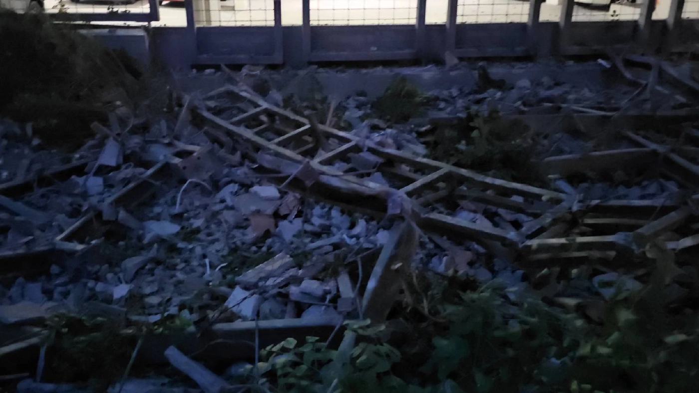 ระทึกเมืองพัทยา! “ชิมเพลทปูน” คอนโดหรูหล่น มีคนเจ็บ-รถเสียหาย