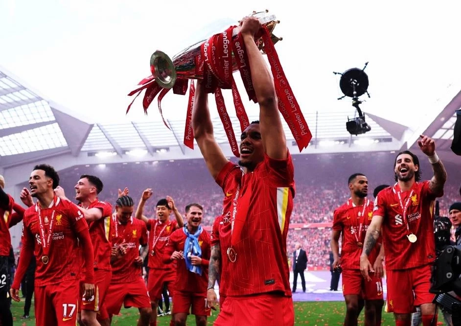 เปิดคลิป! ชายขับรถพุ่งชนกลุ่มแฟนบอล "ลิเวอร์พูล" กลางขบวนพาเหรดฉลอง "แชมป์พรีเมียร์ลีก "