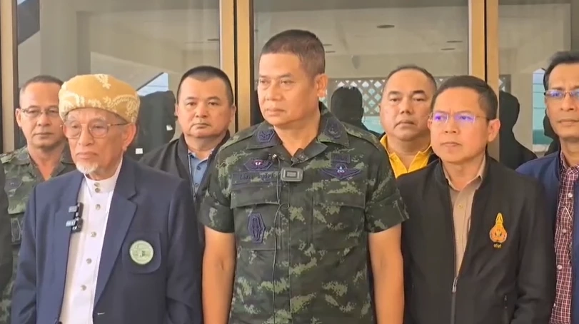 นายแวร์ดือราแม มะมิงจิ (หมวกน้ำตาล) ผู้แทนคณะกรรมการอิสลามประจำจังหวัดปัตตานี