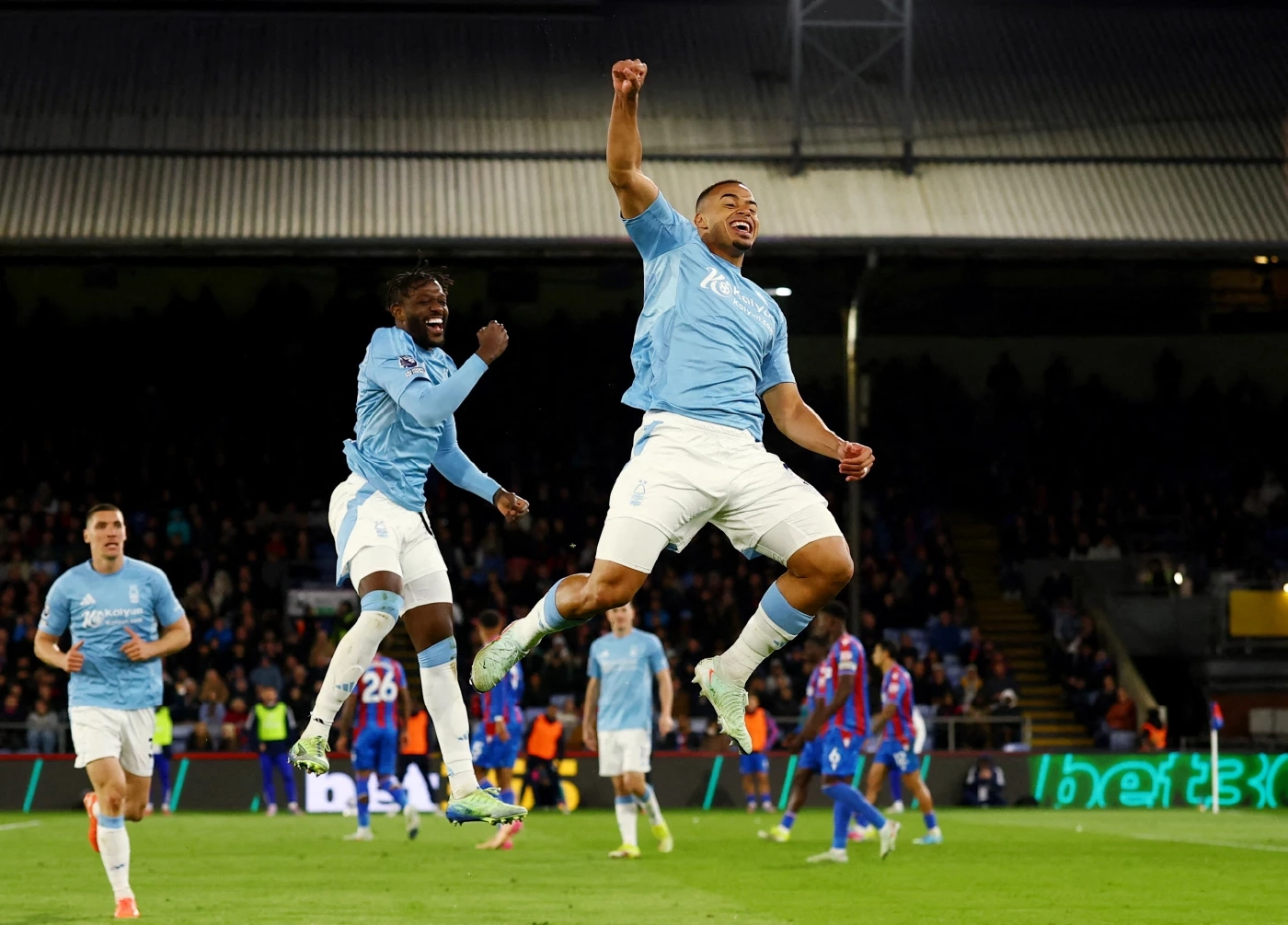 เก็บตก พรีเมียร์ลีก "ฟอเรสต์" เจ๊า "พาเลซ", ตารางคะแนนล่าสุด