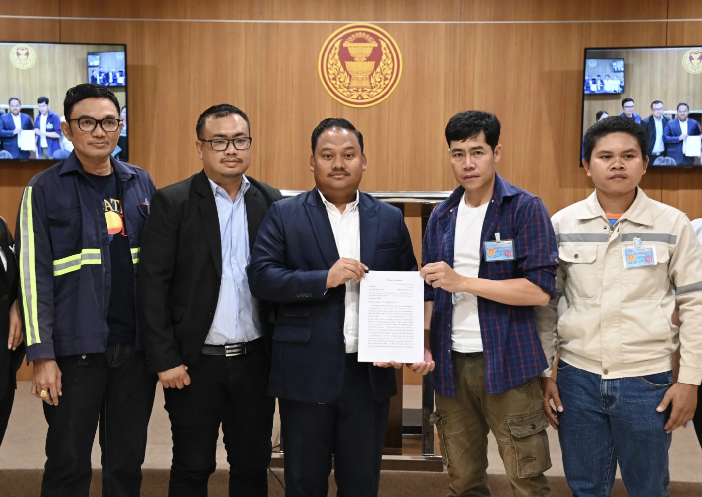 "ช่างเบิร์ด" ปาดน้ำตาร้องสภา ยังไม่ได้ค่าแรงสร้างตึก สตง.