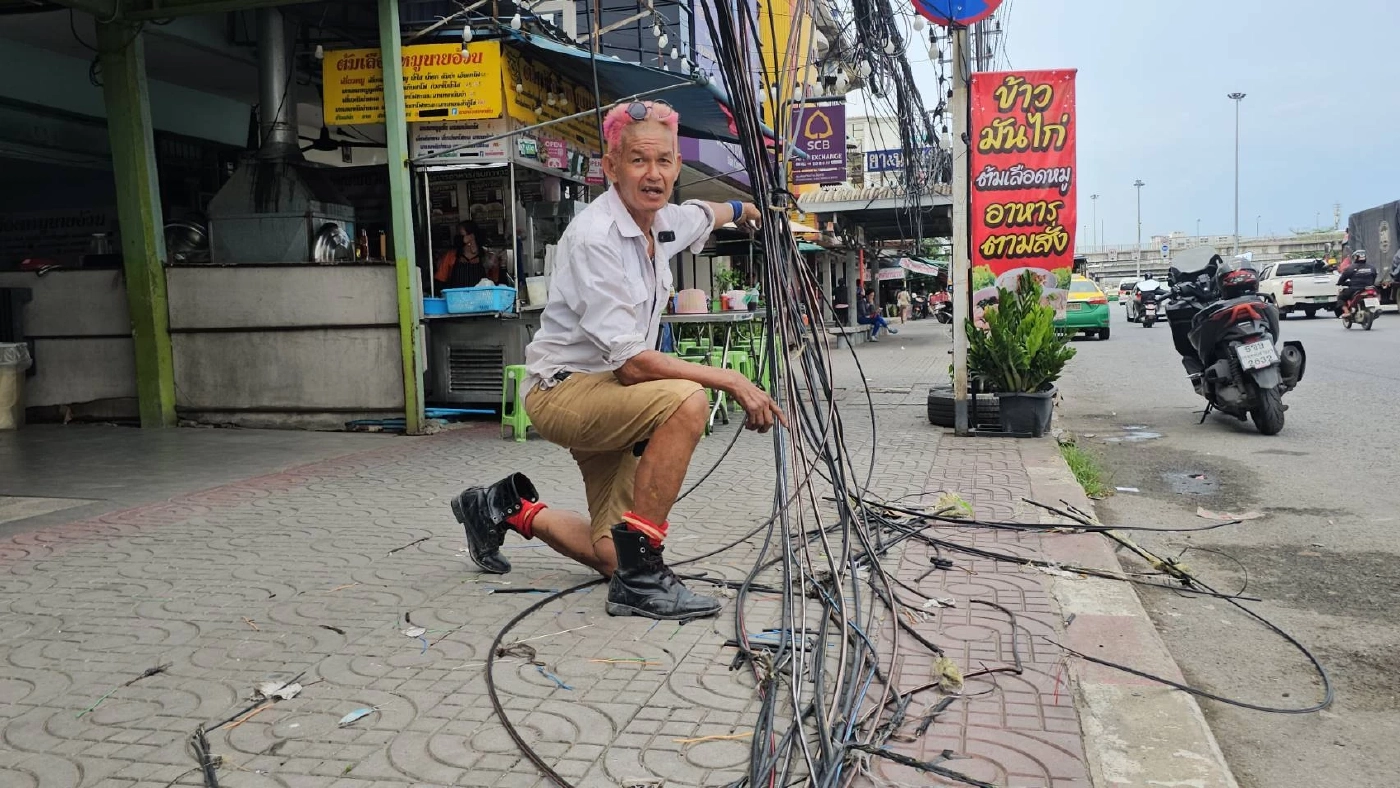 ตะลึง! "ชาวปทุมธานี" ร้องสายเคเบิ้ลร่วงกองบนทางเท้า หวั่นโดนไฟดูด