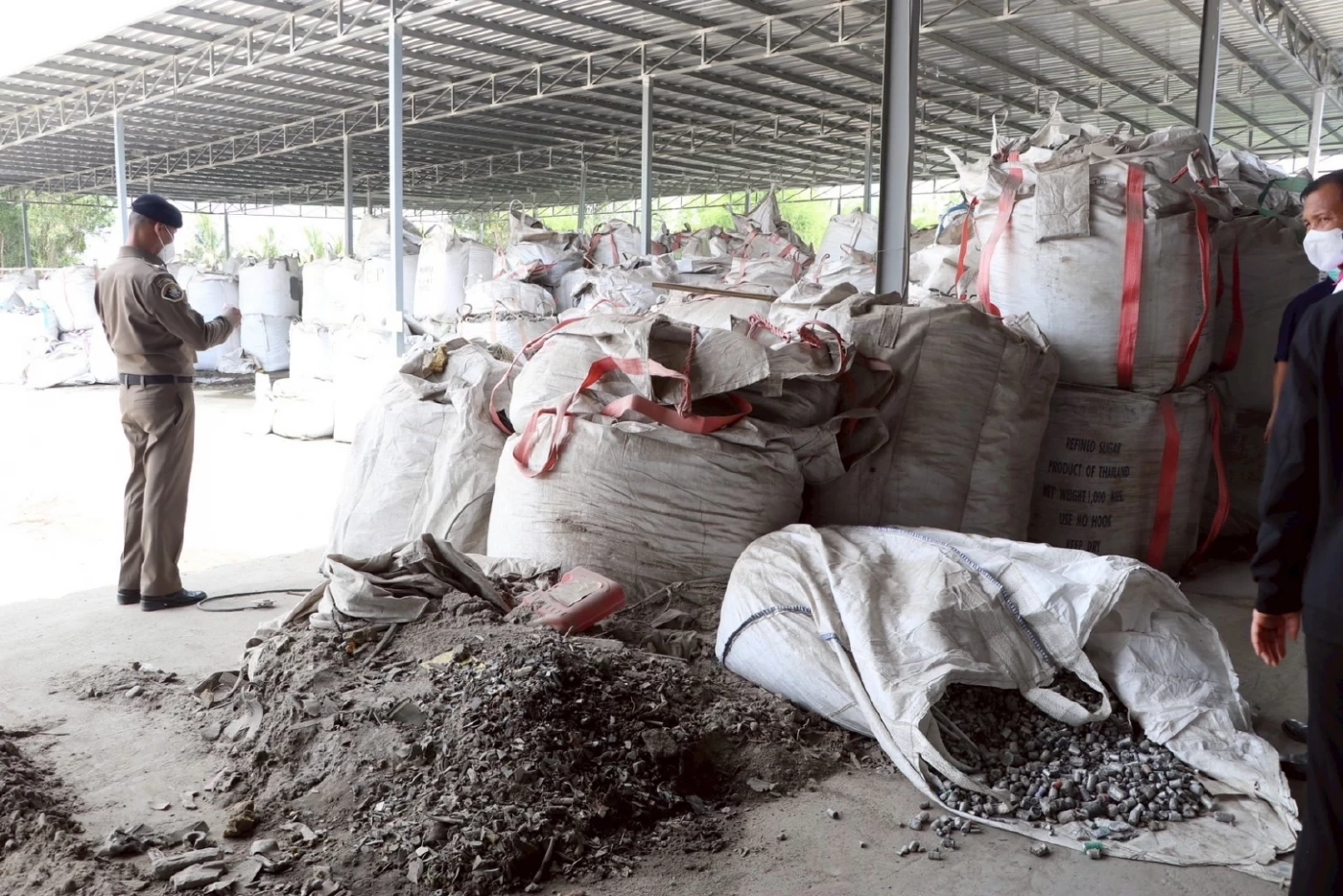 “ทีมสุดซอย” บุก รง.ศูนย์เหรียญ เถื่อนทุกตรง สั่งปิดทันที