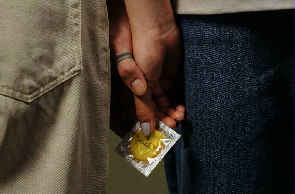 รักสนุกไม่ป้องกัน! สสจ.มหาสารคาม เตือน "HIV-ซิฟิลิส" ระบาดหนักกลุ่ม "วัยรุ่น-นศ."