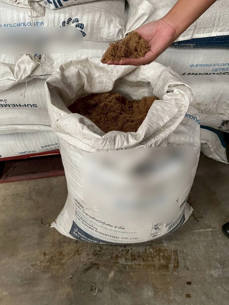 ปคบ. ทลายแหล่งผลิตน้ำตาลทรายปลอม ยี่ห้อดัง ยึดของกลางกว่า 4 ตัน