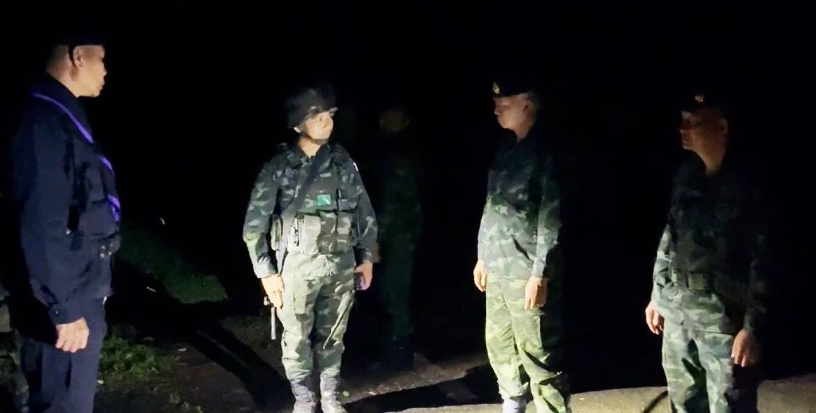 "แม่ทัพภาค 2" ค้างคืนฐานช่องบก พร้อมปลุกขวัญกำลังใจทหาร มอบ "หลวงปู่ทวด-เหรียญหลวงพ่อใหญ่โชคดี"