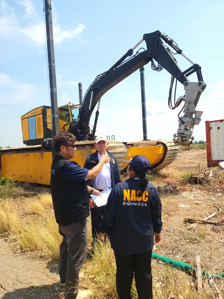 "ป.ป.ช.พิจิตร-ป.ป.ท.เขต 6" รุมตรวจ  "เรือดูดโคลนสะเทิ้นน้ำสะเทิ้นบก" จอดทิ้ง 2 ปี