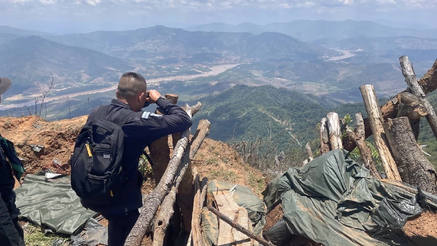 กองกำลังติดอาวุธ โจมตีทหารลาว กระสุนตกทะลุหลังคาบ้านฝั่งไทย