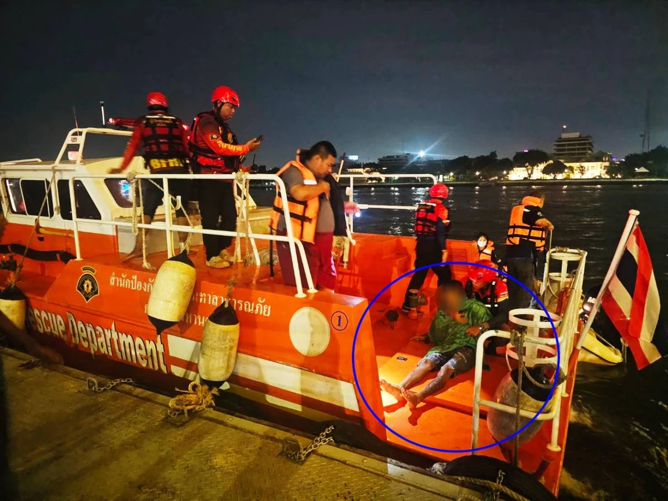 นาทีชีวิต! ขณะกู้ภัยทางน้ำกำลังช่วยเหลือ "ชายคิดสั้น" กำลังจะจมแม่น้ำเจ้าพระยา