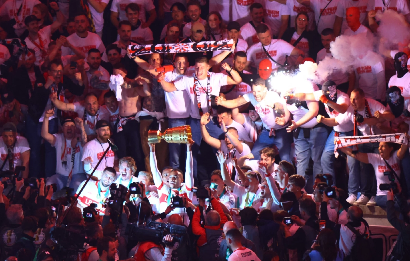 "สตุ๊ตการ์ต" ถล่มบีเลเฟลด์ 4-2 คว้าแชมป์เดเอฟเบ โพคาล สมัย 4