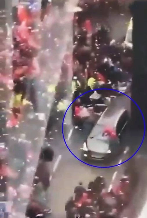 เปิดคลิป! ชายขับรถพุ่งชนกลุ่มแฟนบอล "ลิเวอร์พูล" กลางขบวนพาเหรดฉลอง "แชมป์พรีเมียร์ลีก "