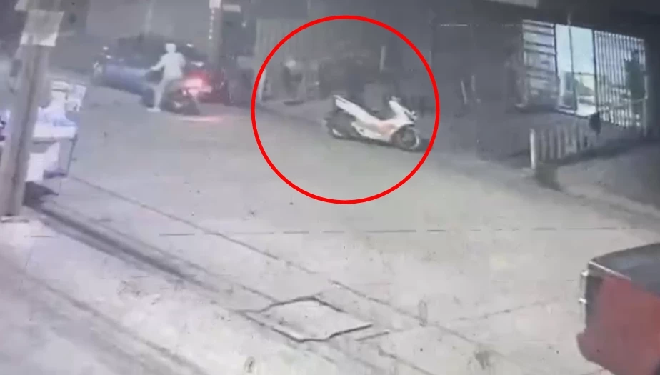 ตร.ออกหมายจับ 2 คนร้าย ซิ่ง PCX รัวยิง 8 นัด ดับหนุ่มวัย 34