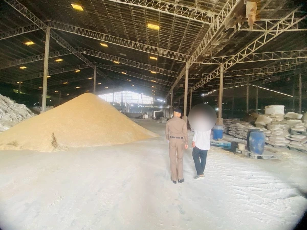 ปคบ. ทลายแหล่งผลิตน้ำตาลทรายปลอม ยี่ห้อดัง ยึดของกลางกว่า 4 ตัน