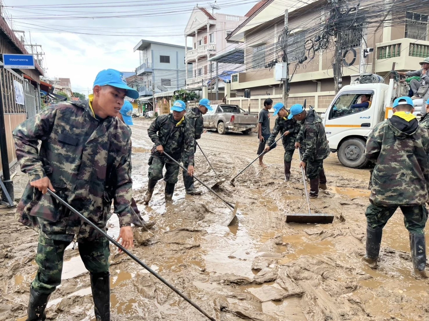 "กองทัพบก" ส่งกำลังพล ช่วยล้าง-ดันโคลนออกจากถนน และบ้านชาวแม่สาย