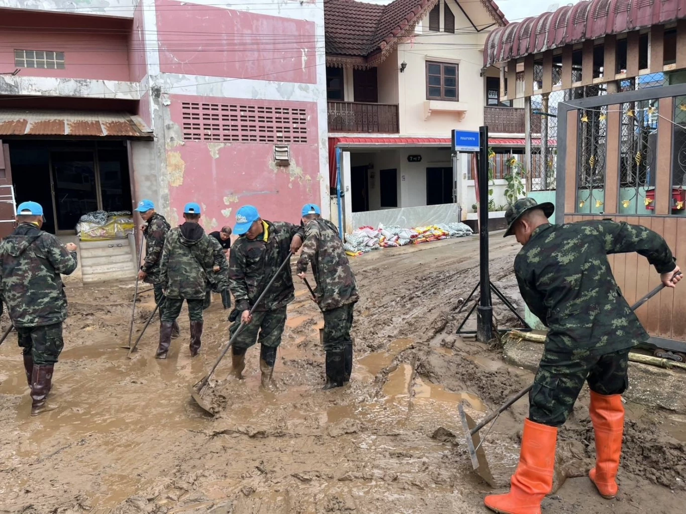 "กองทัพบก" ส่งกำลังพล ช่วยล้าง-ดันโคลนออกจากถนน และบ้านชาวแม่สาย