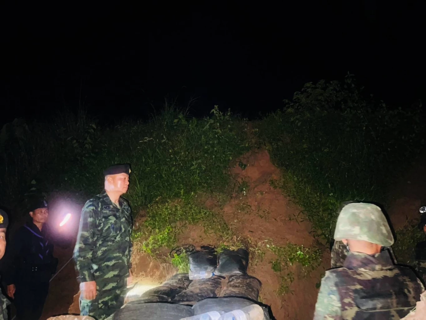 "แม่ทัพภาค 2" ค้างคืนฐานช่องบก พร้อมปลุกขวัญกำลังใจทหาร มอบ "หลวงปู่ทวด-เหรียญหลวงพ่อใหญ่โชคดี"