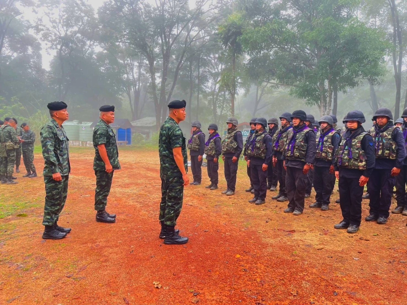 "แม่ทัพภาค 2" ค้างคืนฐานช่องบก พร้อมปลุกขวัญกำลังใจทหาร มอบ "หลวงปู่ทวด-เหรียญหลวงพ่อใหญ่โชคดี"