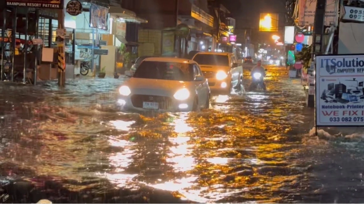 “พัทยา” ฝนตกหนักรับอรุณ หลายจุดน้ำท่วมสูง รถเก๋งเสียหายจำนวนมาก