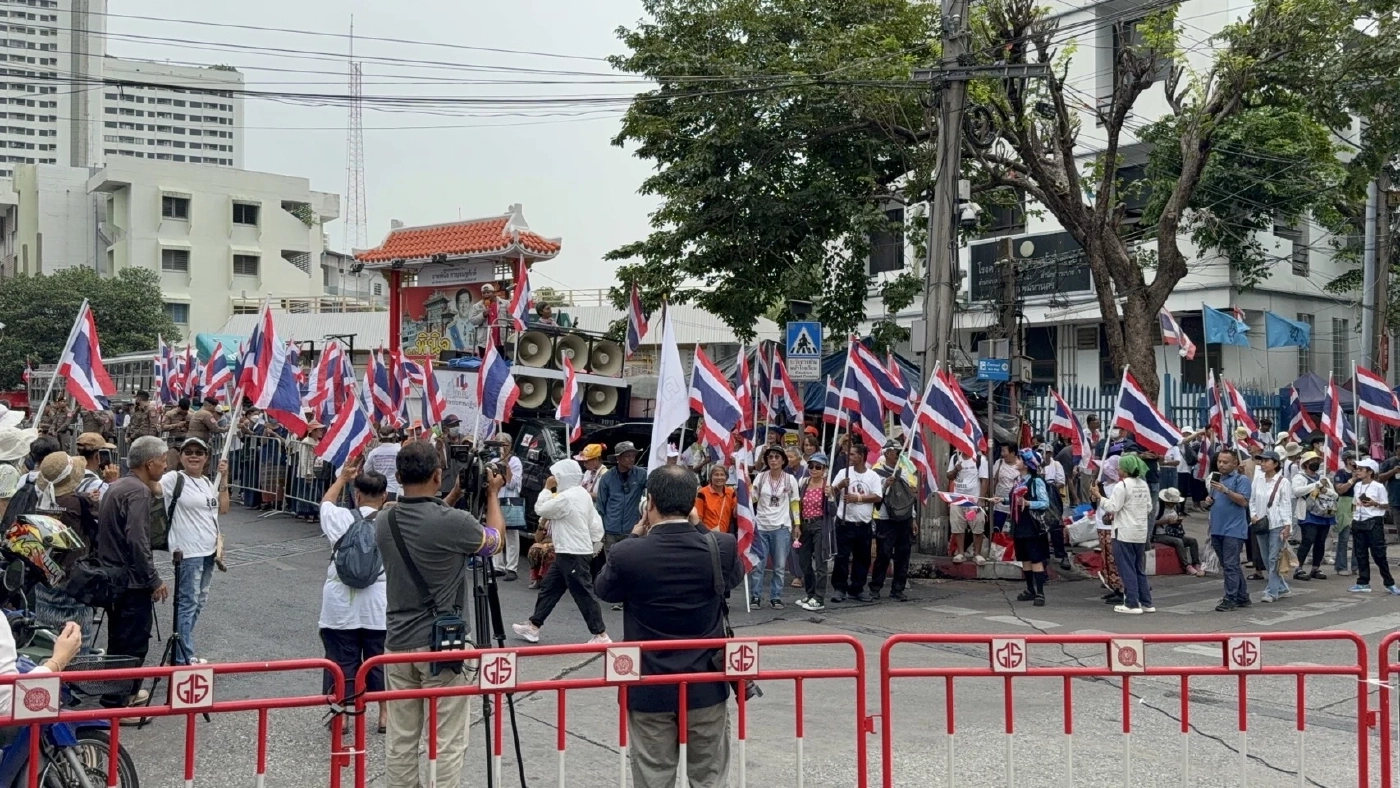 ม็อบ คปท. บุกประชิดที่ประชุม GBC ขู่หากมีผลเจรจาพื้นที่ทับซ้อนไทย-กัมพูชา 